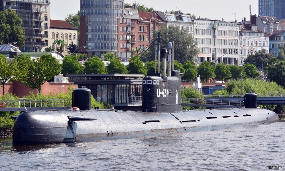Советская многоцелевая дизель-электрическая подводная лодка проекта 641Б «Сом». По классификации НАТО, класса «Tango».

Была вооружена 22 торпедами или 44 минами (дополнительно можно было разместить или 12 торпед или 24 мины). Надводная скорость составляла 13 узлов (один узел равен 1,852 км/ч), подводная - 15. Рабочая глубина погружения - 240 метров, предельная - 300. Автономность плавания составляла 80 суток.

30 марта 1974 года заложена на заводе «Красное Сормово», город Горький (Нижний Новгород). 29 апреля 1976 года пл спущена на воду. 30 апреля 1976 года поднят военно-морской флаг, подводная лодка вошла в состав ВМФ СССР. 12 мая - 12 августа 1978 года - первый боевой боевой поход, 10 марта 1995 - 15 мая 1995 года - последний боевой поход.

10 апреля 2002 года выведена из состава ВМФ РФ. С 2002 года - музейный экспонат в Гамбурге.