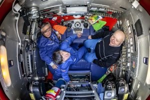 Просто сравните, что внутри!!!
Батискаф "Титан" и битискаф  "Мир" (в котором Кемерон к Титанику плавал когда фильм снимал)
Просто те кто лез в эту КОНСЕРВНУЮ БАНКУ сравнить могли???
Денег же у каждого ДОУХЯ... они что не могли НАШ батискаф арендовать???
Решили СЪЭКОНОМИТЬ? НУ-НУ