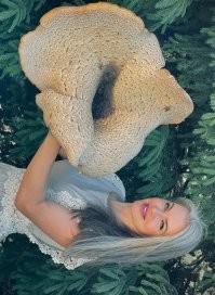 Мысли извращенца: "Интересно, а в это мгновение о чём она думает, ...а у Вас какие ассоциации?"
