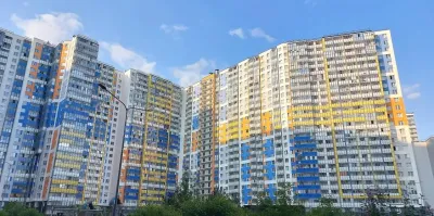 Самый большой человейник в России имеет 6400 квартир (под Петербургом такая хрень построена). Если прикинуть что в среднем живут по 2 человека в квартире, то китайцы переплюнули. Хотя если натолкать по 3 человека в квартиру, то получится как у китайцев.