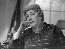 «Почему Вы не сделаете пластическую операцию?»   А толку! Фасад обновишь, а канализация все равно старая!
   Фаина Раневская