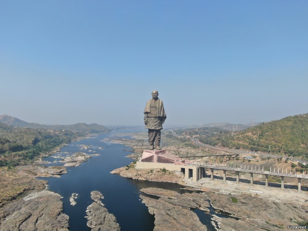 Статуя Единства в Индии высотой 182 метра повнушительнее выглядит