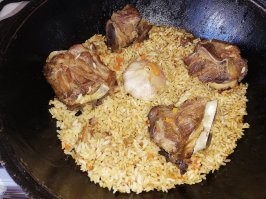 Поступаете так: промыли казан (сковородку), ставите на огонь до полного "исчезновения признаков жидкости".  Выключаете огонь, смазываете внутреннюю и наружную поверхность чугунной посуды маслом. На фото - мой плов в чугунном казане, прошедшем многие годы эксплуатации.