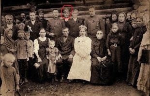 Обратите внимание на лица , почти все хмурые. Только один счастлив,видимо отец жениха. А у жениха на лице написано, вот это я попал.