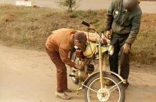 Карпаты, наверняка закрывает заслонку для холодного пуска на карбюраторе, или давит на пимпу поплавка, чтобы камеру бензином наполнить. Еще Верховину помню, от деда досталась, живучий мопед.