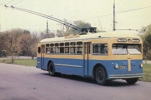Мне тогда 9 лет было, но трамваев, как на 1 фото, не видел. Правда, в 1970 я и на Бауманской ни разу не был. Жил (и живу) около м.Университет, тогда там ходили 4 трамвайных маршрута (12, 14, 26, 39, сейчас 12 нет), но только Татры и помню. Но застал троллейбусы с полукруглой жопой, у них сзади ещё сиденье под окном было (3-х или 4-х местное, не помню).