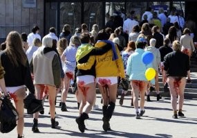 Женщины УкрОины в национальных костюмах...