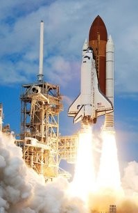 На фото - Спейс Шаттл
два двигателя первой ступени - твердотопливные
время работы - 2 минуты
тяга 1300 тонн КАЖДЫЙ
высота отстыковки - 45 км
.
наш РД 171 на первой ступени  - время работы  2 мин 15 сек, сброс на 60 км
.
АВТОР НЕПРАВ
УТОЧНЯЙ: самый мощный жидкотопливный !