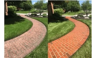 Так это как раз от того, что дожди практически постоянное состояние погоды.

Это не грязь, а grünbelag, дословно зелёное покрытие, но а по факту мох от повышенной влажности.

1 начальная стадия, становится серым и тёмным
2 фото запущенная стадия, когда уже вовсю "цветет"

Это совершенно нормально для  влажных стран типа Англии, Германии  и тд.