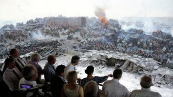 Кто посещает Крым прям вот обязательно должен посетить Диораму и Панораму, тем более с детьми! Диорама посвящена событиям Второй Мировой, а Панорама обороне 1854-1855 годов.

Панорама в этом году правда на реконструкции. Но в следующий сезон должна будет опять открыться. Экскурсии в Севастополь проводятся из каждого крупного крымского курорта, в рамках маршрута они посещаются.