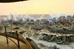 Кто посещает Крым прям вот обязательно должен посетить Диораму и Панораму, тем более с детьми! Диорама посвящена событиям Второй Мировой, а Панорама обороне 1854-1855 годов.

Панорама в этом году правда на реконструкции. Но в следующий сезон должна будет опять открыться. Экскурсии в Севастополь проводятся из каждого крупного крымского курорта, в рамках маршрута они посещаются.