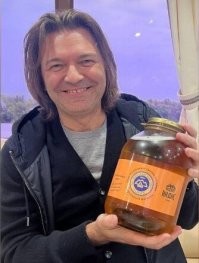 Он уже пивом торгует