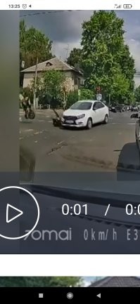 Похоже он на заднем колесе ехал до этого.Сам мотик + последняя банка глушителя - прямоток,тормоза и тд говорит,что спокойно до этого он не ездил