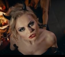 Там столько железа вокруг, ангары высокие, крыши железные, машины! Газель двигалась! А всадило мужику!