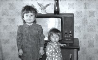 Орел на заднем фоне - светящийся в ночи зеленым безмолвный ужас. Особенно для детской психики.