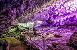 Ну что вы всё зарубежное то только постите. У нас тоже есть. Кунгурская ледяная пещера.
8 км протяженность, из них 2 км доступны для посетителей, сталактиты, сталагмиты, органные трубы, подземные озёра.