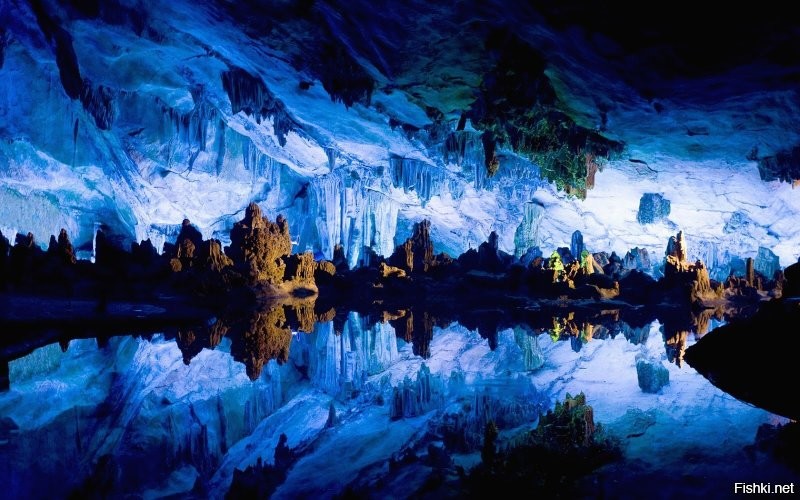 Ну что вы всё зарубежное то только постите. У нас тоже есть. Кунгурская ледяная пещера.
8 км протяженность, из них 2 км доступны для посетителей, сталактиты, сталагмиты, органные трубы, подземные озёра.