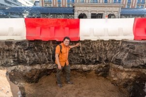 Мммда, раньше к укладке асфальта был более серьёзный подход.