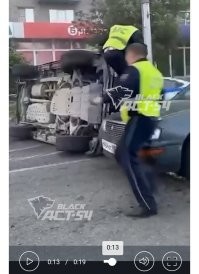 Гаишники отчебучили.  

Тот, что справа, обежал машину и по капоту прибежал на левую сторону. 
Тот, что слева, наоборот. 

Вопрос, кто рихтовку/окраску капота и крыла оплачивать будет?