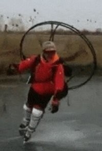 Это я видел ещё в далёком СССРе, чувак зимой по пляжу в Юрмале на лыжах туда-сюда! Представляете какой фурор он произвёл на публику?