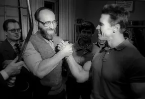 Ну уж совсем тупого из него не делайте! Сам по себе мужик образованый, да и губер Калифорнии, не баран чихнул! А вот за любовь к России и русского кумира Юрия Власова, видимо дедушку слегка принагнули демократы...Отсюда и появилось это сраное видеопослание российскому народу! Свободная страна, мать её...