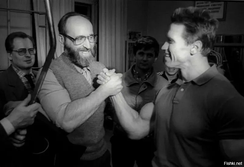 Ну уж совсем тупого из него не делайте! Сам по себе мужик образованый, да и губер Калифорнии, не баран чихнул! А вот за любовь к России и русского кумира Юрия Власова, видимо дедушку слегка принагнули демократы...Отсюда и появилось это сраное видеопослание российскому народу! Свободная страна, мать её...