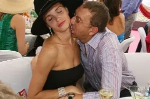 Это ее дедушка? Люди и не подозревали, как сильно сдал бывший певицы Славы
Звезде советуют найти кого-то помоложе.

Слава рассталась со своим мужем Анатолием Данилицким, но продолжает весело проводить время в его компании. Певица показала, в какие игры играет с экс-супругом, и ролик немало шокировал поклонников.

В социальных сетях звезда опубликовала видео с бизнесменом, где он что-то изображает, играя в «Крокодила». Предприниматель размахивал руками и жадно глотал ртом воздух, будто чувствовал себя плохо. Поклонники были в ужасе из-за того, что Данилицкий, который старше Славы на целых 28 лет, заметно сдал и стал настоящим стариком.