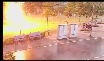 Где то было на просторах инета, индусы спрятались под деревом

Где то было на просторах инета, индусы спрятались под деревом