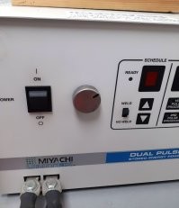 Нормальный инженер (да и любой адекватный человек), не будет приходить и настраивать каждый раз технику по новой.  (Тем более щёлкать новые тумблера без обозначения) Работает - не трогай. Есть ответственное лицо, которое следит за вверенным ему прибором, станком, установкой итд. Он в журнале за неё расписывается и закреплён за ней.
Появилась новая кнопка или регулятор? Не важно. Возможно, прибор новый установили. Работает  - значит настроено как надо.  Тем более у тебя нет под рукой документации по настройке оборудования. Есть наладчик - он всё сделал как надо,  а твоя задача отвечать за свой спектр работ на данном участке. Сильно интересно?  Найди ответственного и спроси что это? И можно ли  это трогать.
Всё летит в п**зду, когда каждый самостоятельно пытается настроить оборудование, когда его об  этом не просят.