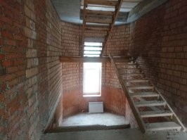 Звонит как-то заказчик и говорит: "принял решение объект на обследование и проектирование вам отдать, но при условии, что поможете с выбором таунхауса для дочери, я несколько вариантов уже присмотрел, там везде финальный этап строительства". Объект хороший, интересный, да и человек неплохой, ну думаю, потратим пару деньков, за одно посмотрим, что за домики он выбрал за умопомрачительную сумму и все условия по новому объекту обсудим. Загрузили полную машину приборами. Ни как на видео, а все по серьезному (склерометры, магнитные локаторы, ультразвук, тахеометр, тепловую пушку взяли, чтобы проверить теплоизоляцию и т.д.) и поехали кататься с ним по ближайшему Подмосковью. Первый же таунхаус, снаружи выглядел просто великолепно, но внутри я впервые увидел несущую стену сложенную из 5 видов кирпича и они не только по прочности отличались, но даже и по размеру. До серьезных приборов мы ни в одном так и не дошли. А все домики были 20млн + по случаю даже фото одно нашлось.