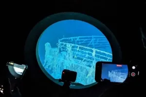 Что-то я не вижу на "Титане" каких-либо мощных прожекторов. Чем там вообще присвечивали, что было видно все кругом? Обратите внимание на первом фото, какие мощные прожектора на батискафе и какие получаются фото, а потом сравните с тем, что фоткают изнутри "Титана" и как отчетливо видно нос Титаника при этом на корпусе совершенно не видно никаких фонариков. Может кто-то объяснит мне, что я не понимаю?