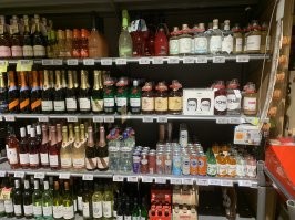 Вчера с сыном зашли в магазин и я такое увидел , я просто застыл с открытой челюстью :) Водка без градусов , виски без градусов . Вот фотки :) А цены просто пипец :)