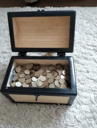 Монета в 10р весит 5.63 грамма. 10 кило мелочи это 1800 штук или 18 тыр. По моему нормально.