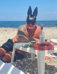 Ооо, я знаю что это. Это крымское вино ZB-авторское. Что за мужик, понятия не имею.