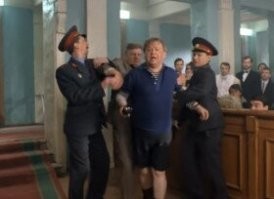 - А ну не трожь ментов наших!