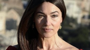 Даже в этом возрасте она чертовски сексуальна, привлекательна и естественна.