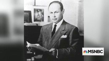 Странно что на всех фотках доктор Дрю белый , но да он родился в афроамериканской семье. 

Несмотря на популярный миф об обратном, однажды повторенный в эпизоде ("Дорогой папа... Трое") из популярного телесериала M *A*S * H и в романах "Кэррион Комфорт" и "480" смерть Дрю не была результатом того, что ему отказали в госпитализации из-за цвета кожи. По правде говоря, по словам Джона Форда, одного из пассажиров машины Дрю, травмы Дрю были настолько серьезными, что практически ничего нельзя было сделать для его спасения. Форд добавил, что на самом деле переливание крови могло убить Дрю раньше. Однако этот миф распространился, поскольку в то время не было ничего необычного в том, что чернокожим отказывали в лечении из-за нехватки "негритянских коек" или из-за того, что ближайшая больница обслуживала только белых.