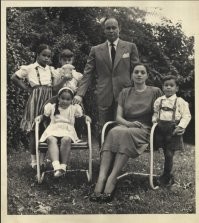 Странно что на всех фотках доктор Дрю белый , но да он родился в афроамериканской семье. 

Несмотря на популярный миф об обратном, однажды повторенный в эпизоде ("Дорогой папа... Трое") из популярного телесериала M *A*S * H и в романах "Кэррион Комфорт" и "480" смерть Дрю не была результатом того, что ему отказали в госпитализации из-за цвета кожи. По правде говоря, по словам Джона Форда, одного из пассажиров машины Дрю, травмы Дрю были настолько серьезными, что практически ничего нельзя было сделать для его спасения. Форд добавил, что на самом деле переливание крови могло убить Дрю раньше. Однако этот миф распространился, поскольку в то время не было ничего необычного в том, что чернокожим отказывали в лечении из-за нехватки "негритянских коек" или из-за того, что ближайшая больница обслуживала только белых.