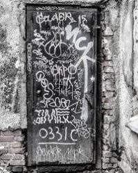 В основном, в любом городе граффити выглядят так.
Нравится лишь самим авторам, мнение остальных неважно.