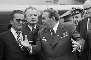Нашел там бабу вот с такой жопой, понимаешь?