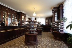 Сама аптека очень красивая, и грифончик имеется.