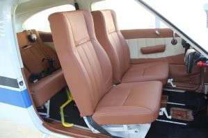 Массовый автомобиль должен быть дешевым и семейным. То есть пятиместным. К летающим автомобилям это тоже отнолсится.  Вот перед нами цесна. Выпускается с 1955 года и летает до сих пор. Внутри - ну, типа запорожца. Несерьезные такие кресла. Пересесть за ее штурвал из-за руля легковушки - осваиваешься буквально после второго урока.