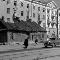 Кому интересно, если что.
1953-1955 год. Проспект Независимости (Сталина). Здание на фото пр. Независимости, 63, слева от БНТУ. На переднем плане видны трамвайные рельсы и частная деревянная застройка незадолго до сноса.
Фото Михася Мицкевича.
