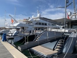 Пару недель назад в Пизе-Марина офигел на каких яхтах приходят украинские беженцы :) и тоже самое сами все у штурвалов стоят .
