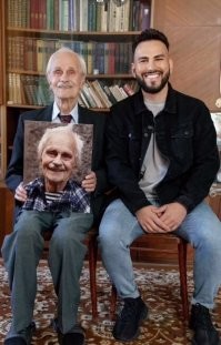 Да паренек молодец, побольше бы таких, чтоб старикам помогали!