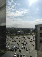 Живу рядом со Сходней-Мебелью и пожар буквально на глазах разворачивался. Горело всю ночь, началось в одном месте, а потом огонь пошел дальше и охватил огромную территорию. Это при том, что там прям по соседству находится пожарная часть. И в самом начале было гигантское пламя и огромные "искры" выше него самого.
Первая мысль была про прилет, но слишком уж часто в Химках что-то горит. То огромный рынок сгорел, теперь вот комбинат.  Даже сгоревший строительный магазин, в котором продавец сам себя поджог  - это соседнее с комбинатом здание...
Даже сейчас там так:
