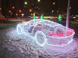 В Тюмени около автосалона Porsche стояла такая инсталляция в виде 911-о несколько лет назад. Есть ли она сейчас - не знаю.
