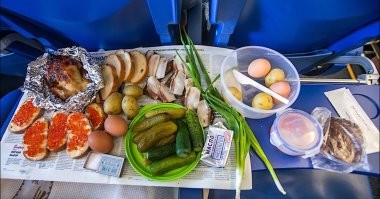 Нужно брать с собой, чтобы обдать ароматом весь салон)))