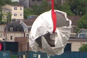 Входной колокол целый и невредимый, так что эта "реконструкция" полное фуфло.