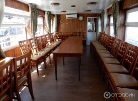 К тому, что вы себе вбили в голову проект Р-51 и всё время спрашиваете о каютах, гальюнах и т.п. Я показал вам ряд маленьких речных круизных теплохода. Среди которых участник аварии - маленький круизный теплоход "Москва-208" проект Р-51Э.

Этимологию слова "круиз" вы с turyst выяснили и теперь вы знаете, что круиз - это некое экскурсионное путешествие, необязательно длящееся несколько дней. Круиз может быть и однодневным. Для чего и служит данный теплоход. 

И вот ещё картинки кают-кампании, теперь уже конкретно внутреннего  интерьера этого теплохода "Москва-208" Проект Р-51Э: